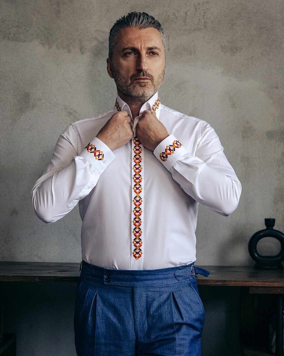 Camasa barbati casual alba guler lung si motive traditionale brodate Merer