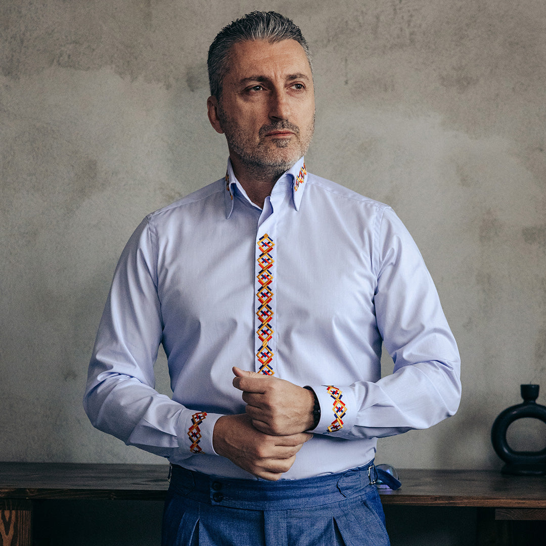 Men's casual blue shirt with long collar and traditional embroidered motifs Merer