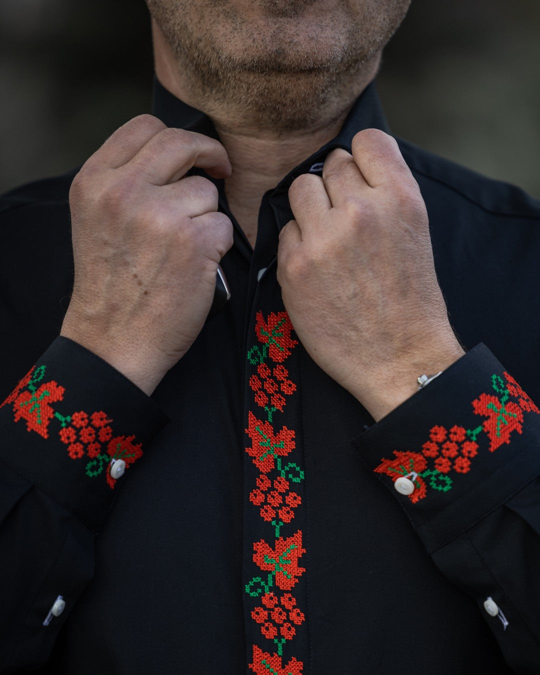 Men's casual black shirt with two-color embroidered grape motifs Merer