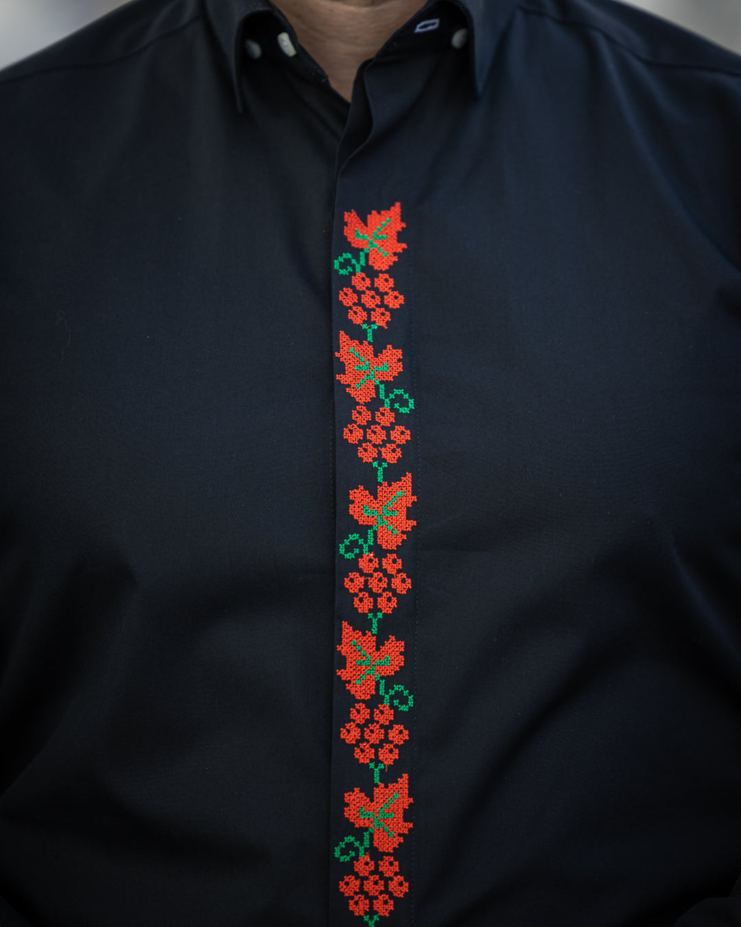 Men's casual black shirt with two-color embroidered grape motifs Merer