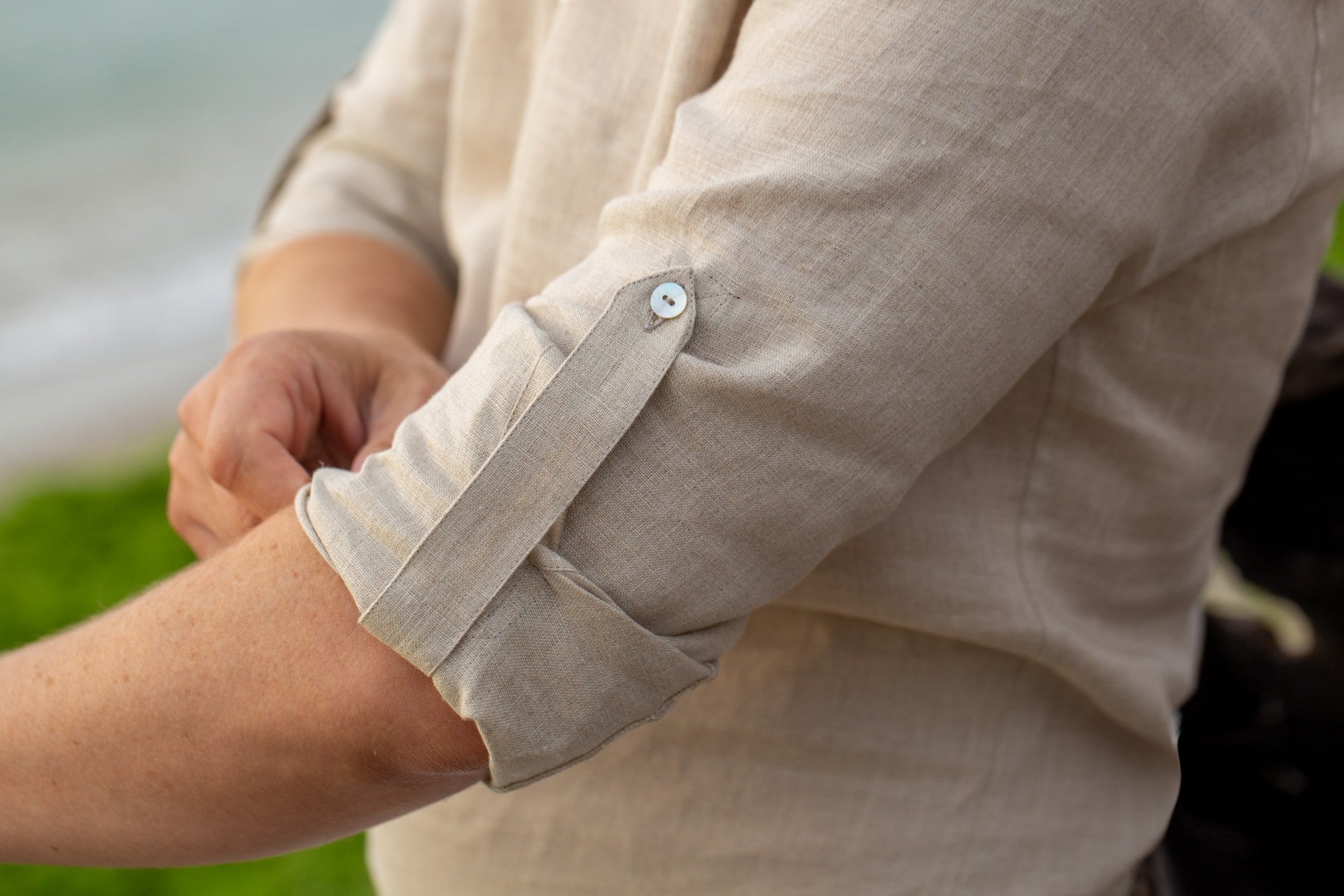 Camasa barbati casual bej din IN culoarea nisipului cu nasturi din scoica Merer