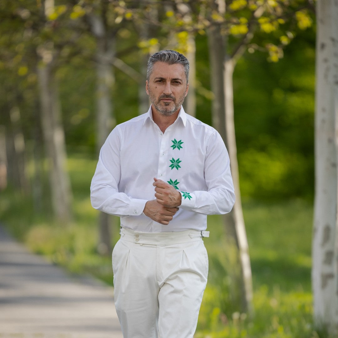 Men's casual white traditional shirt embroidered with Merer green