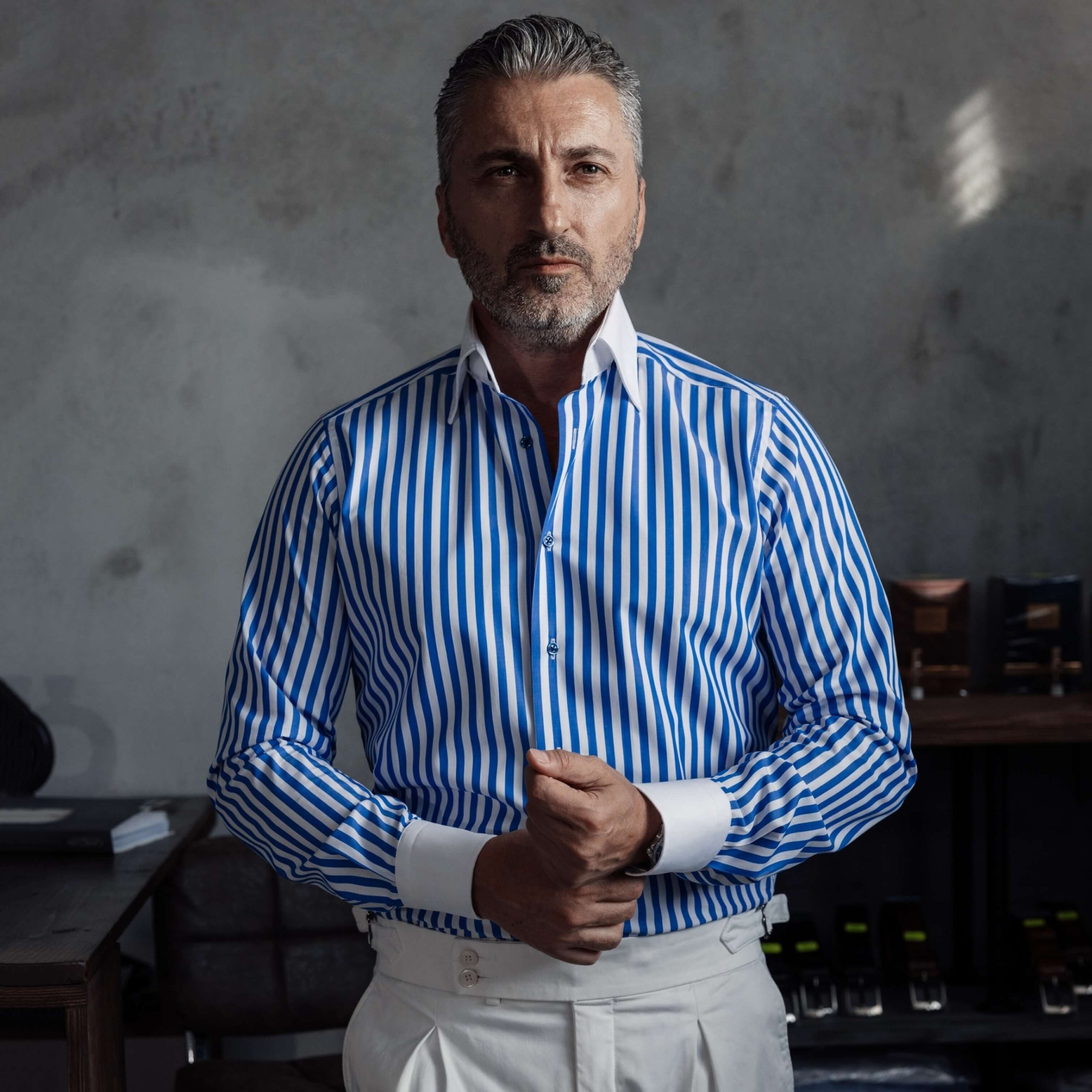 Camasa barbati business in dungi albastre cu guler si mansete albe Merer