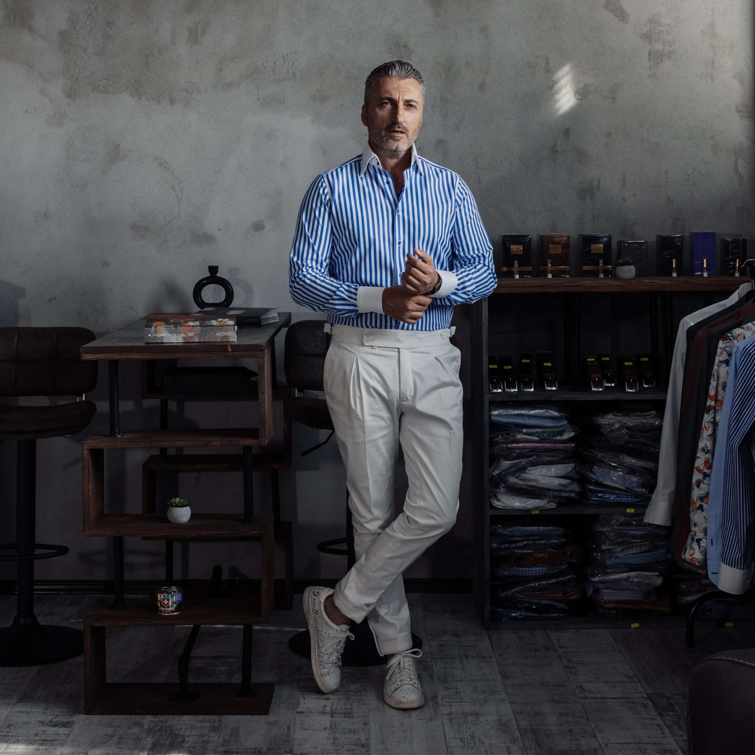 Camasa barbati business in dungi albastre cu guler si mansete albe Merer