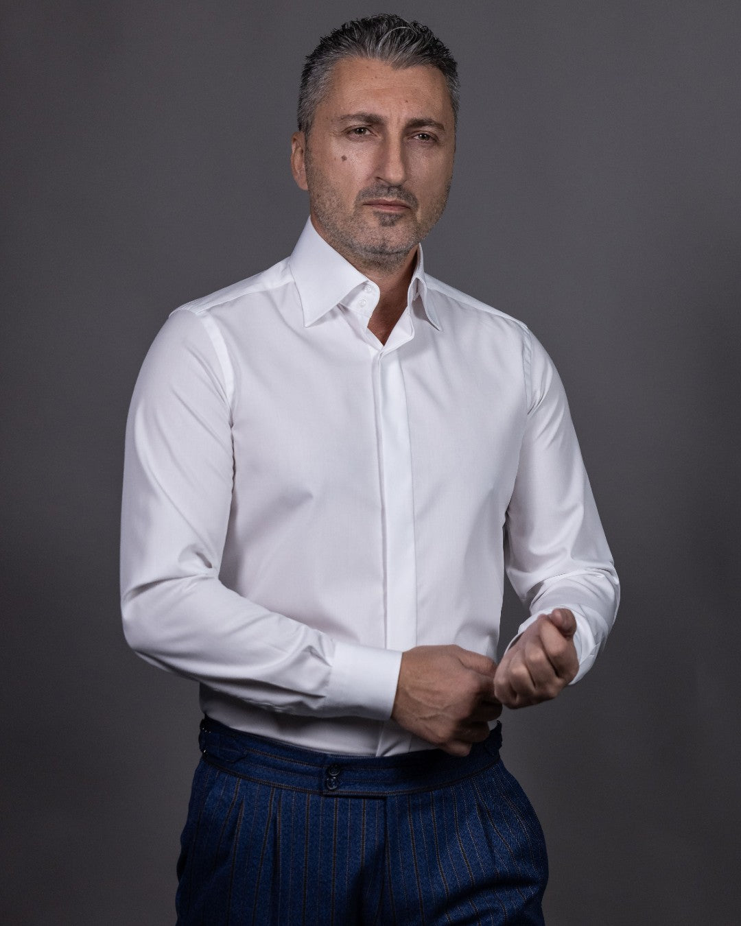 Men's white shirt with high collar, beveled cuffs, Merer buttons