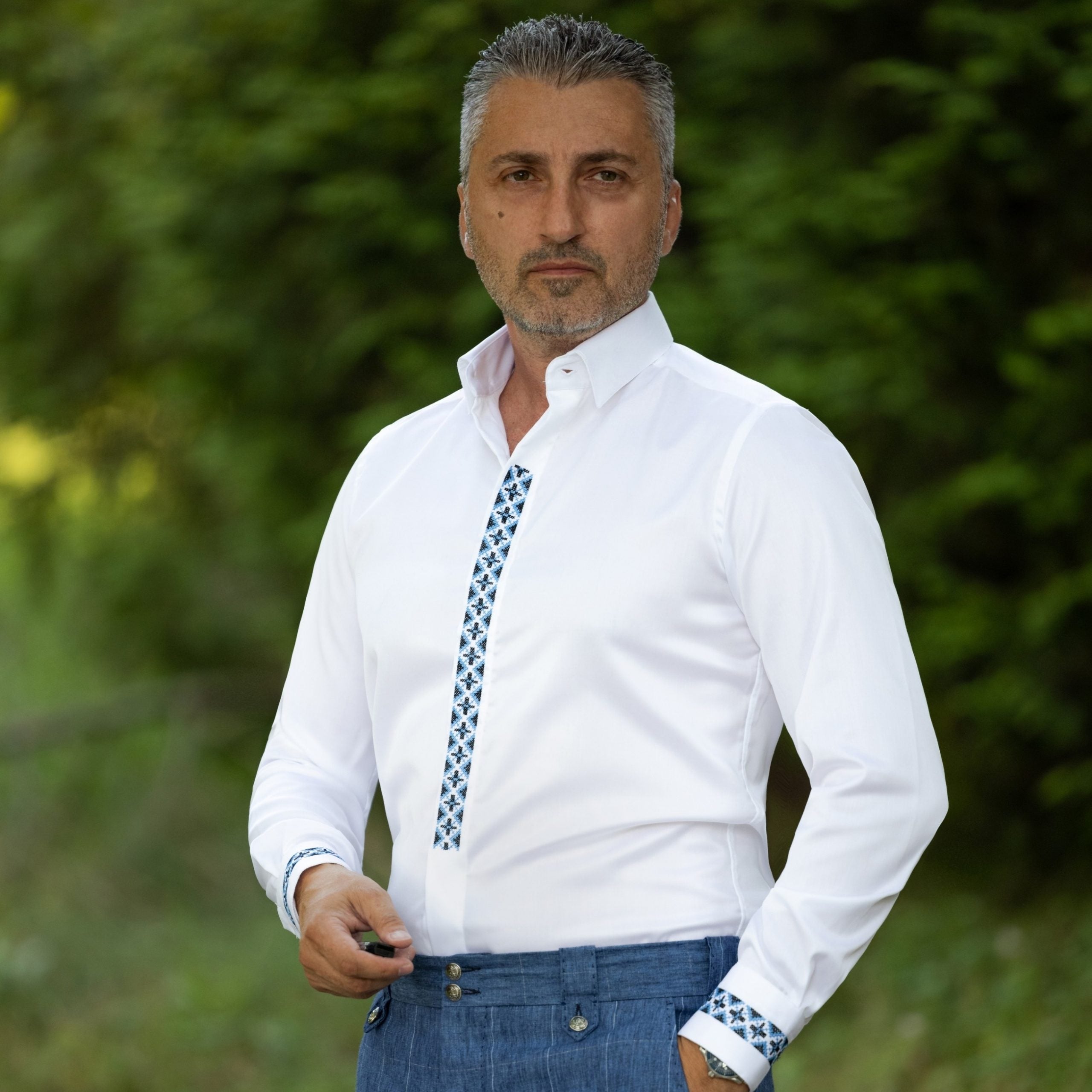 Men's casual white traditional shirt embroidered with blue Merer