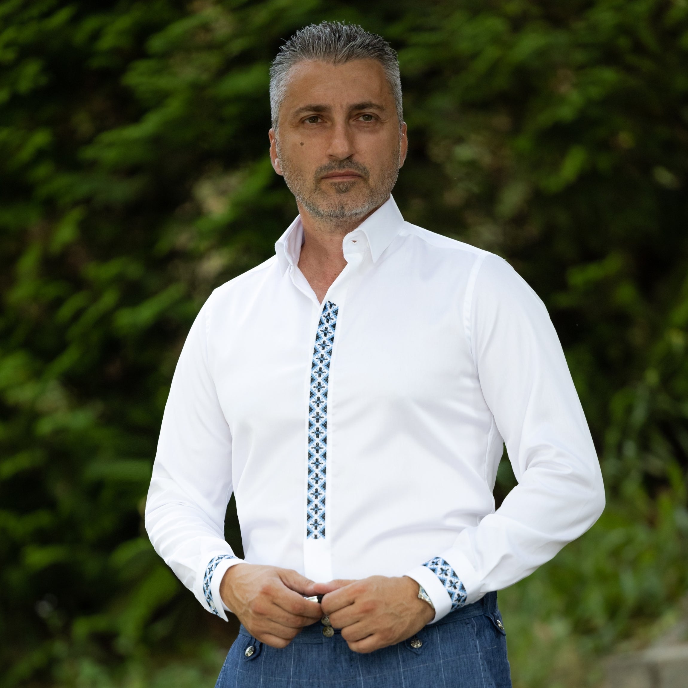 Men's casual white traditional shirt embroidered with blue Merer