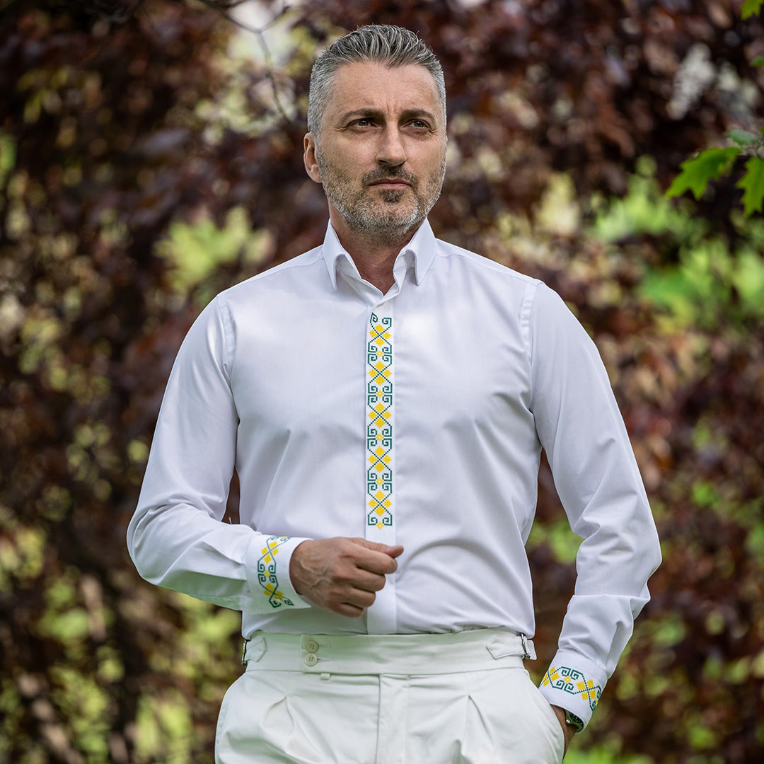 Men's casual white shirt with traditional motifs and green and yellow embroidery Merer