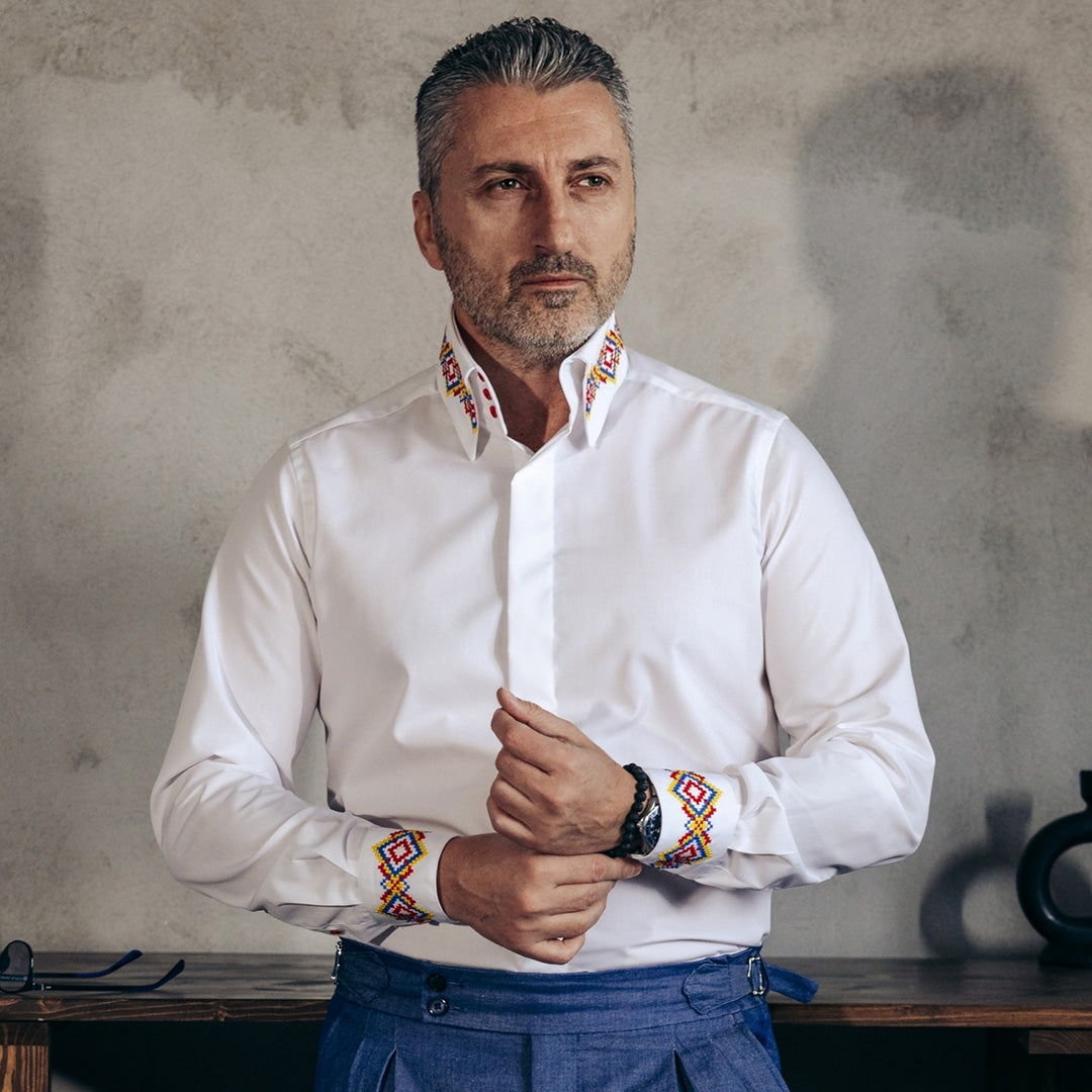 Camasa barbati casual alba guler foarte inalt si motive traditionale brodate Merer