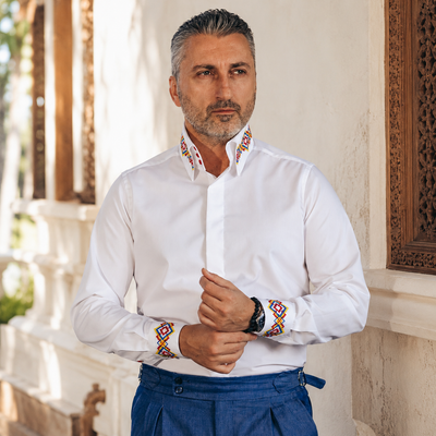 Camasa barbati casual alba guler foarte inalt si motive traditionale brodate Merer