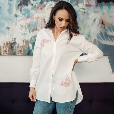 Women's white oversized shirt with pink embroidered motifs Merer