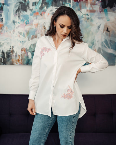Women's white oversized shirt with pink embroidered motifs Merer