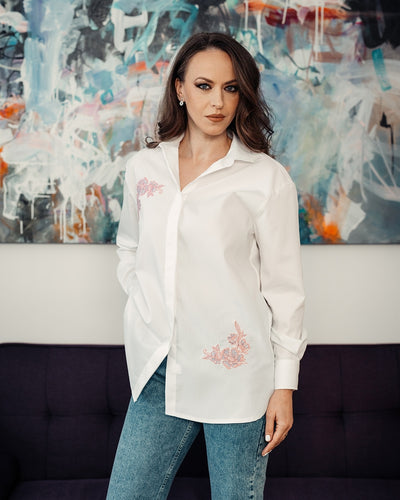 Women's white oversized shirt with pink embroidered motifs Merer