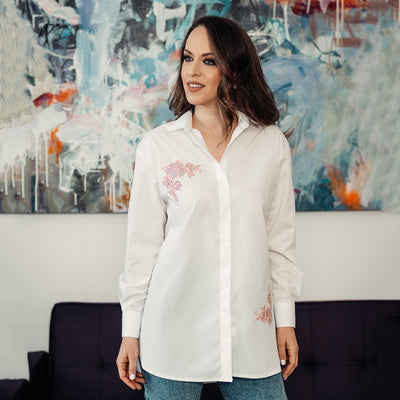 Women's white oversized shirt with pink embroidered motifs Merer