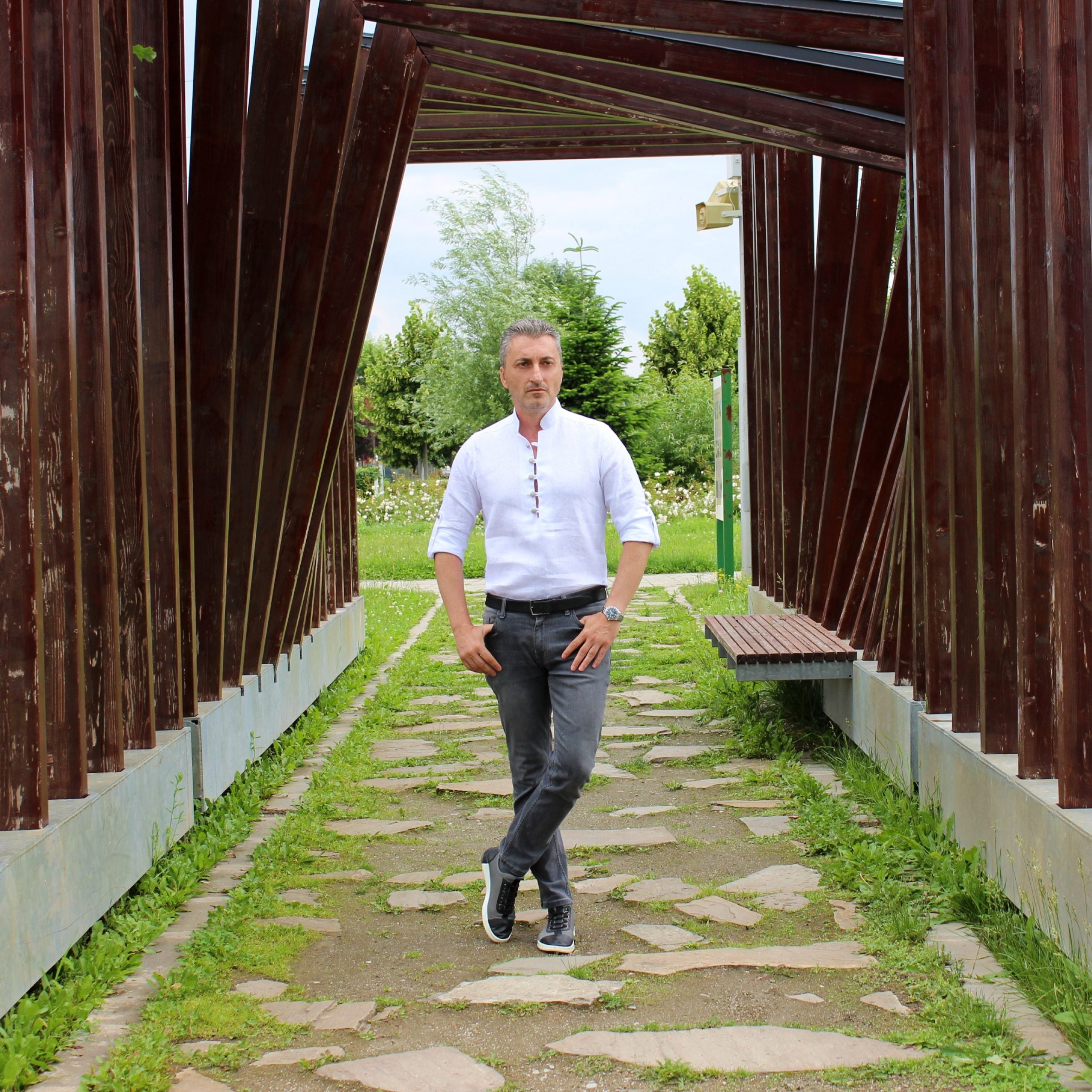 Men's casual white shirt made of IN with partial slit for men with athletic attire Merer