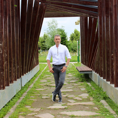 Men's casual white shirt made of IN with partial slit for men with athletic attire Merer