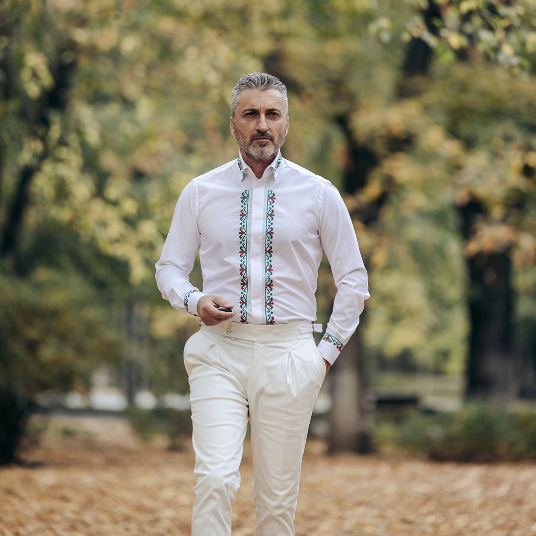 Camasa barbati casual alba motive traditionale brodate rosu-verde Merer