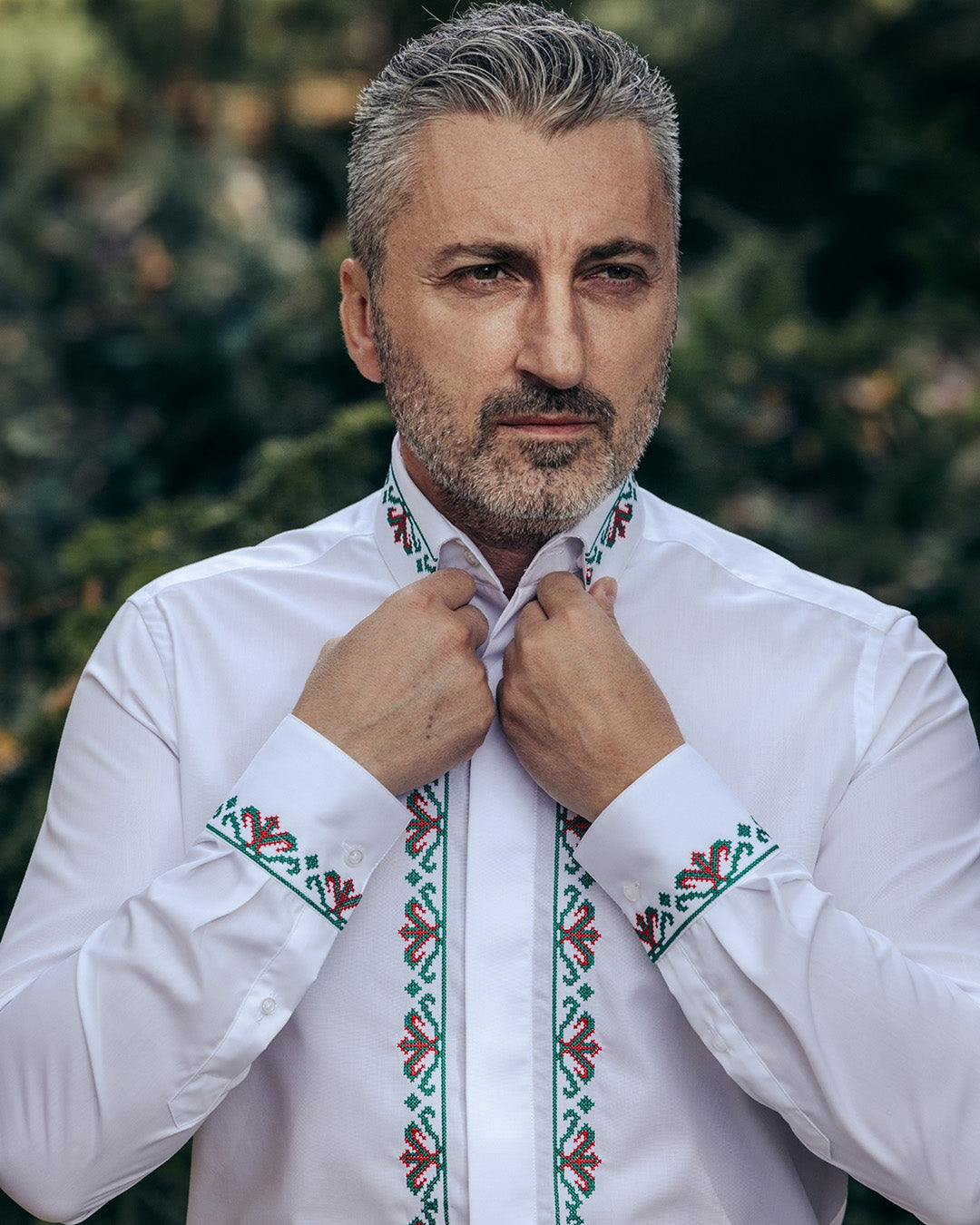 Camasa barbati casual alba motive traditionale brodate rosu-verde Merer