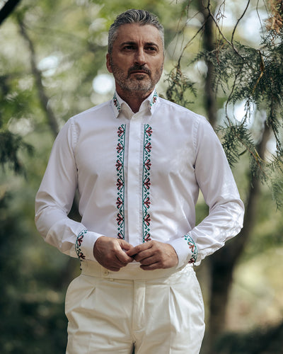 Camasa barbati casual alba motive traditionale brodate rosu-verde Merer